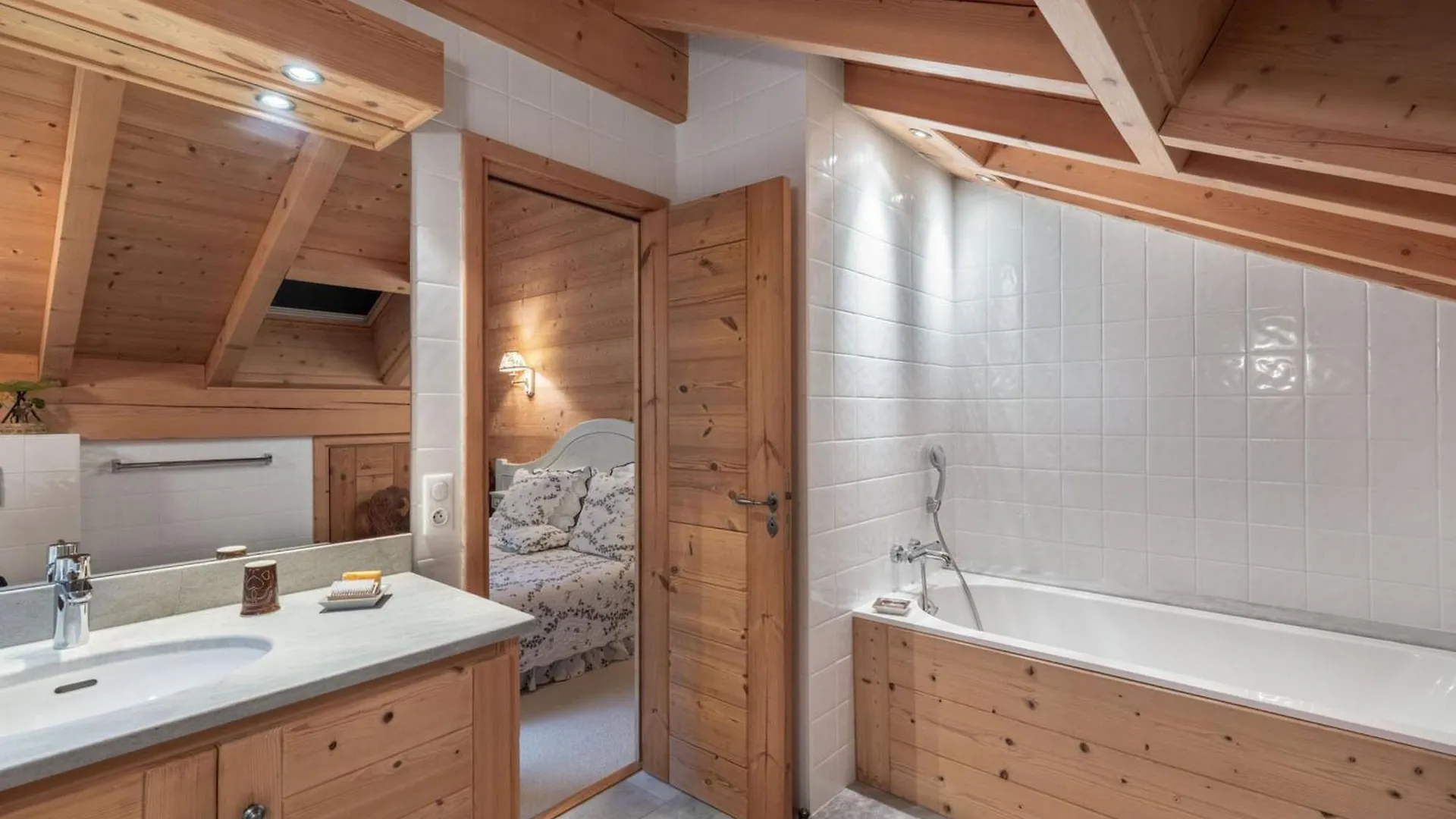 Chalet Spacieux 14 Pers Avec Sauna, Proche Bus Ski, Garage, Wifi, Prestations Incluses - Fr-1-566-65 Les Allues
